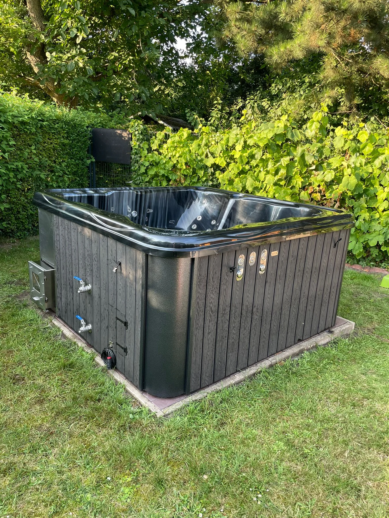 Monaco mit integriertem Ofen im Garten