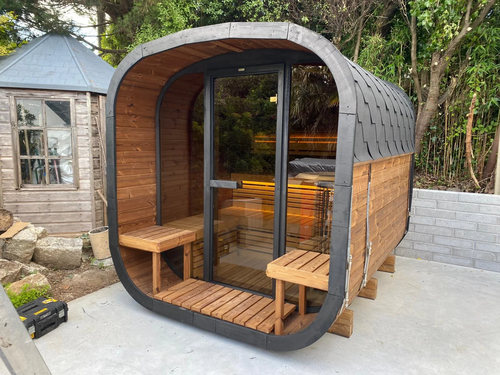 Sauna cube : bois, verre et bancs