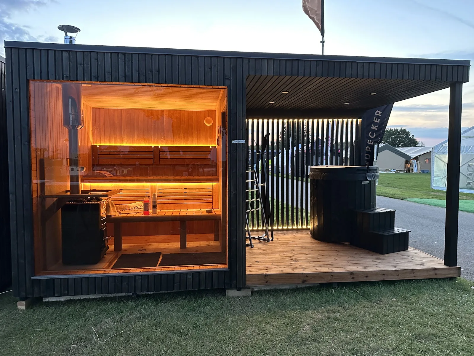 Donatello-Midi-Sauna mit offener Terrasse und beleuchtetem Innenraum