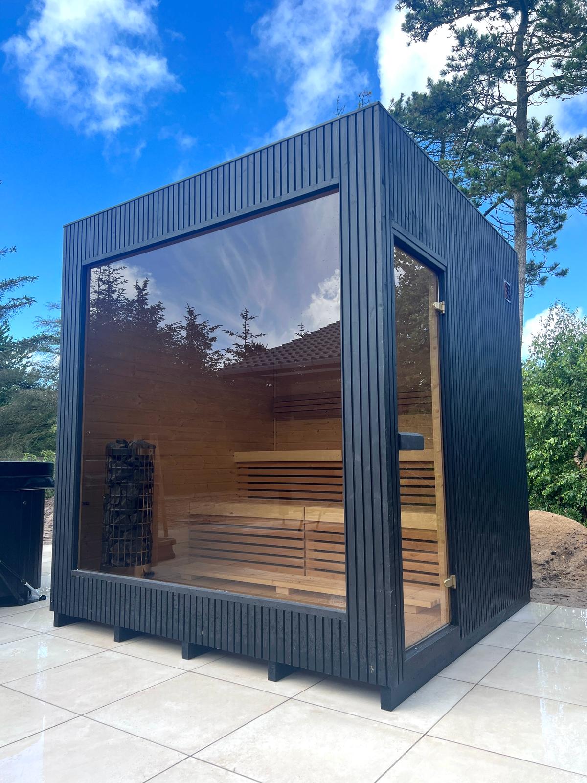 Schwarze Donatello-Mini-Sauna mit großer Glasfront