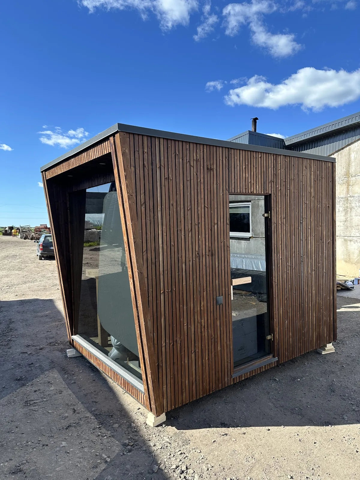 Holzverkleidete Oslo-Sauna in Dreiviertelansicht