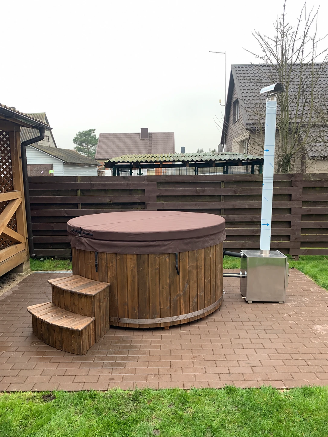 Prime-Deep-Badezuber mit Treppe in einem Garten